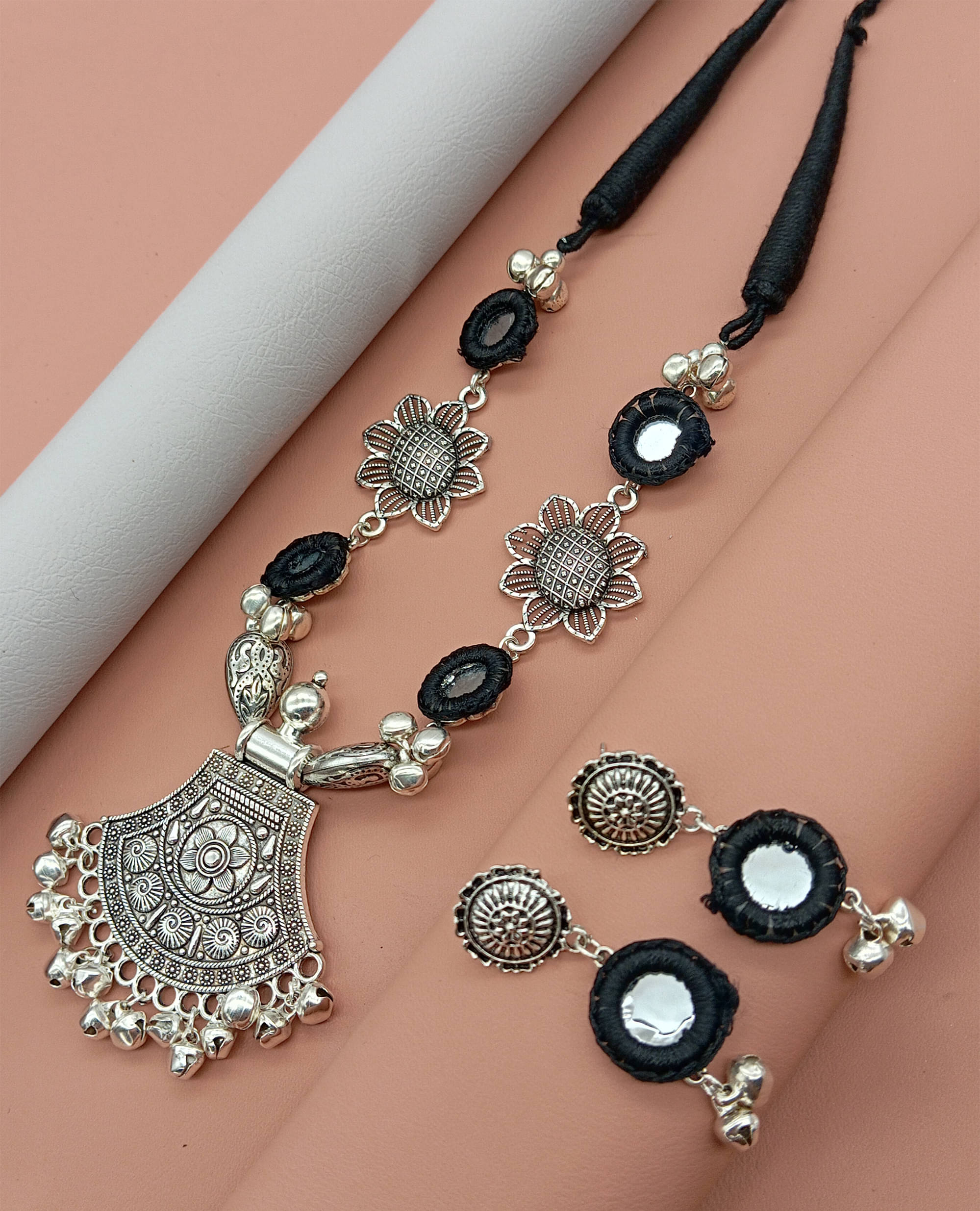     			SHANKH-KRIVA Silver Metal Necklace Set ( Pack of 1 )