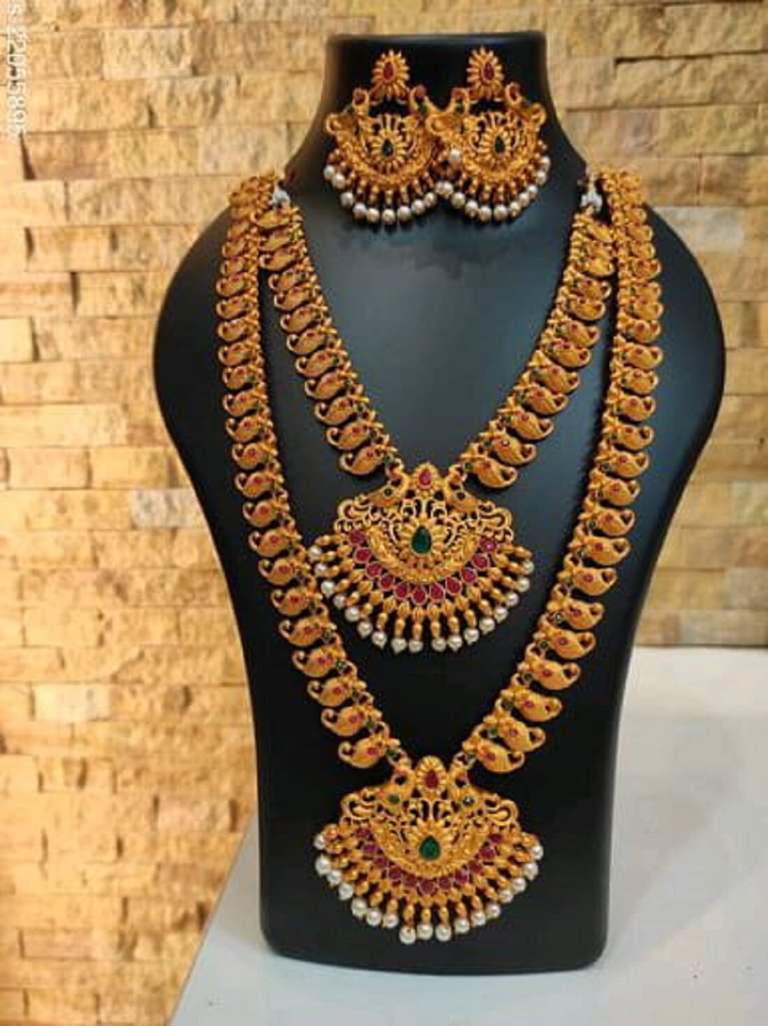     			Shree Laxmi Creation Golden Alloy Necklace Set ( Pack of 1 )