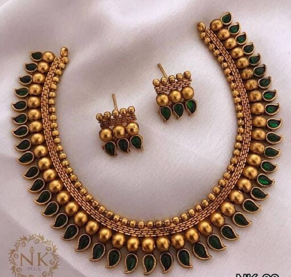     			Shree Laxmi Creation Golden Alloy Necklace Set ( Pack of 1 )