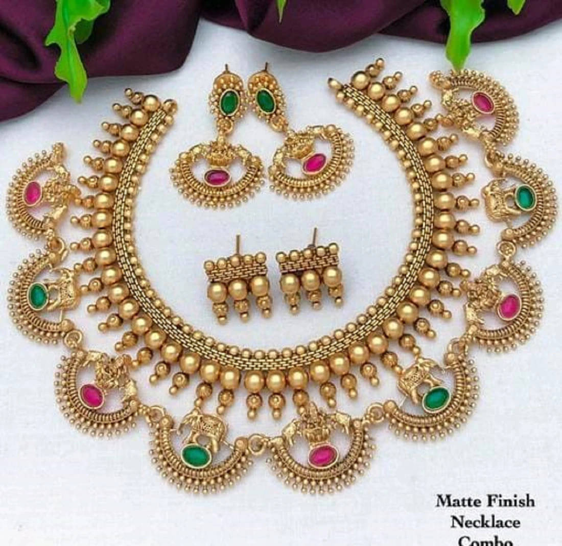     			Shree Laxmi Creation Golden Alloy Necklace Set ( Pack of 1 )