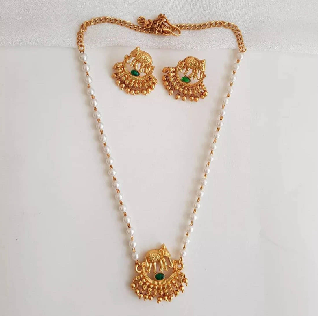     			Shree Laxmi Creation Golden Alloy Necklace Set ( Pack of 1 )
