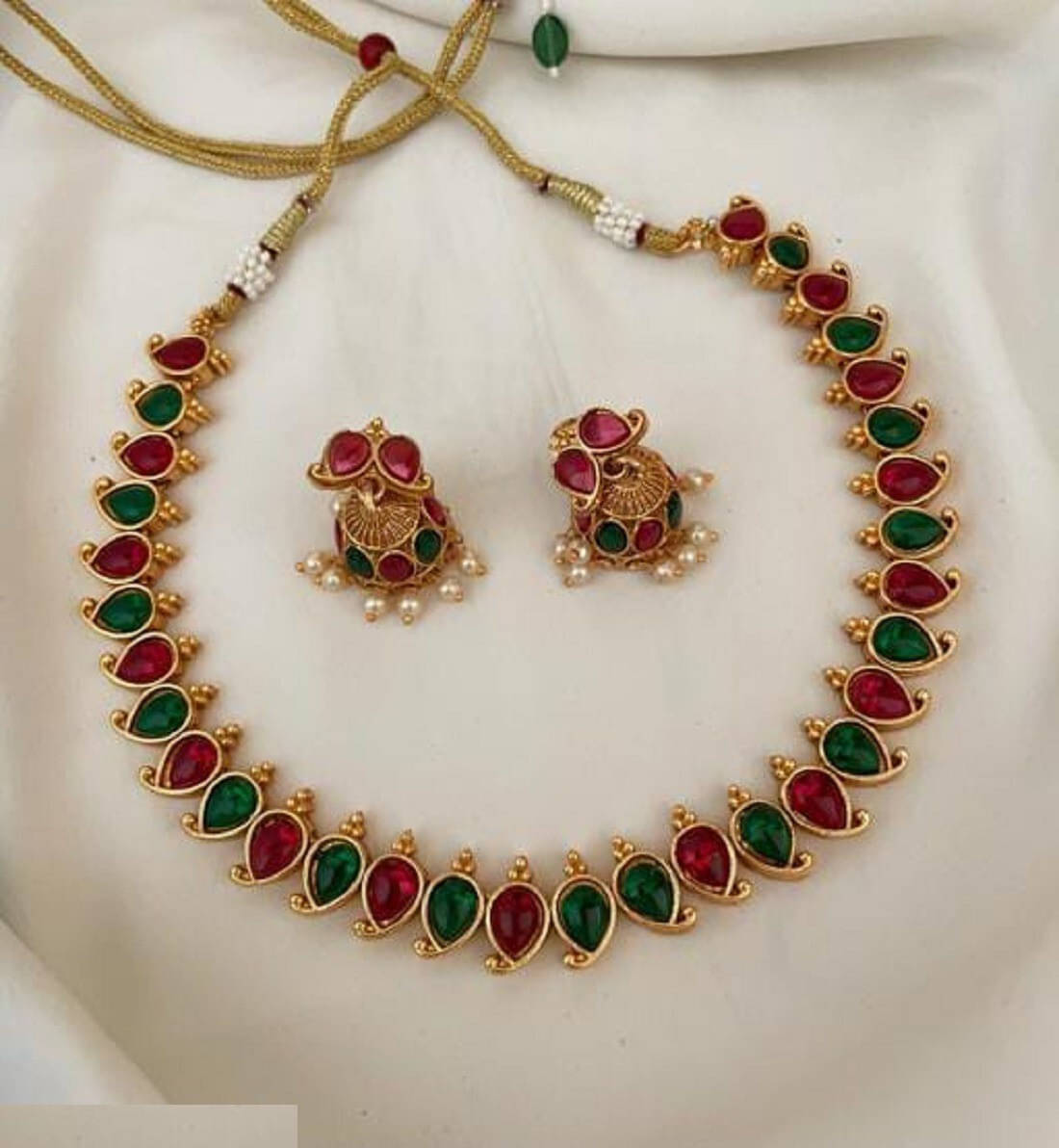     			Shree Laxmi Creation Golden Alloy Necklace Set ( Pack of 1 )