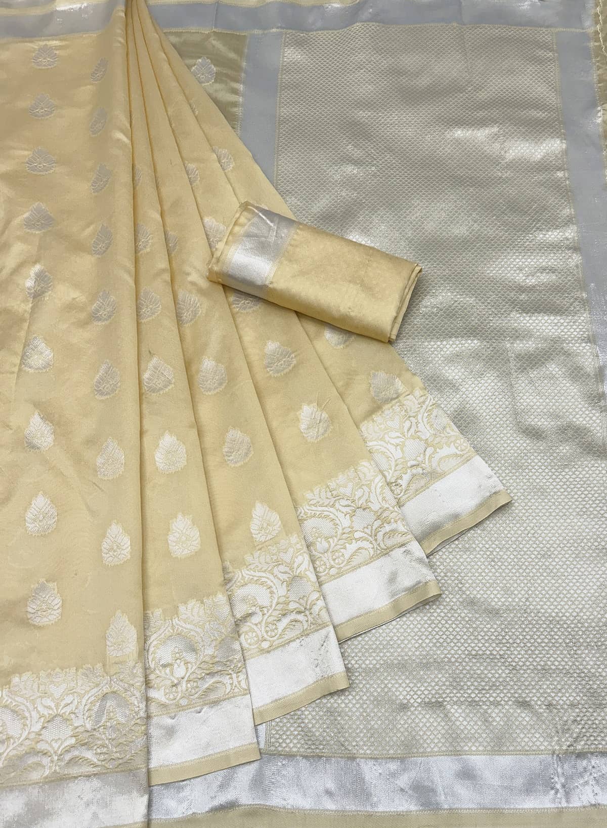 Gazal Fashions Art Silk Woven Banarasi saree With Unstitched Blouse Piece ( Lavender ) - Sarees | Buy online on ZillyBuy
