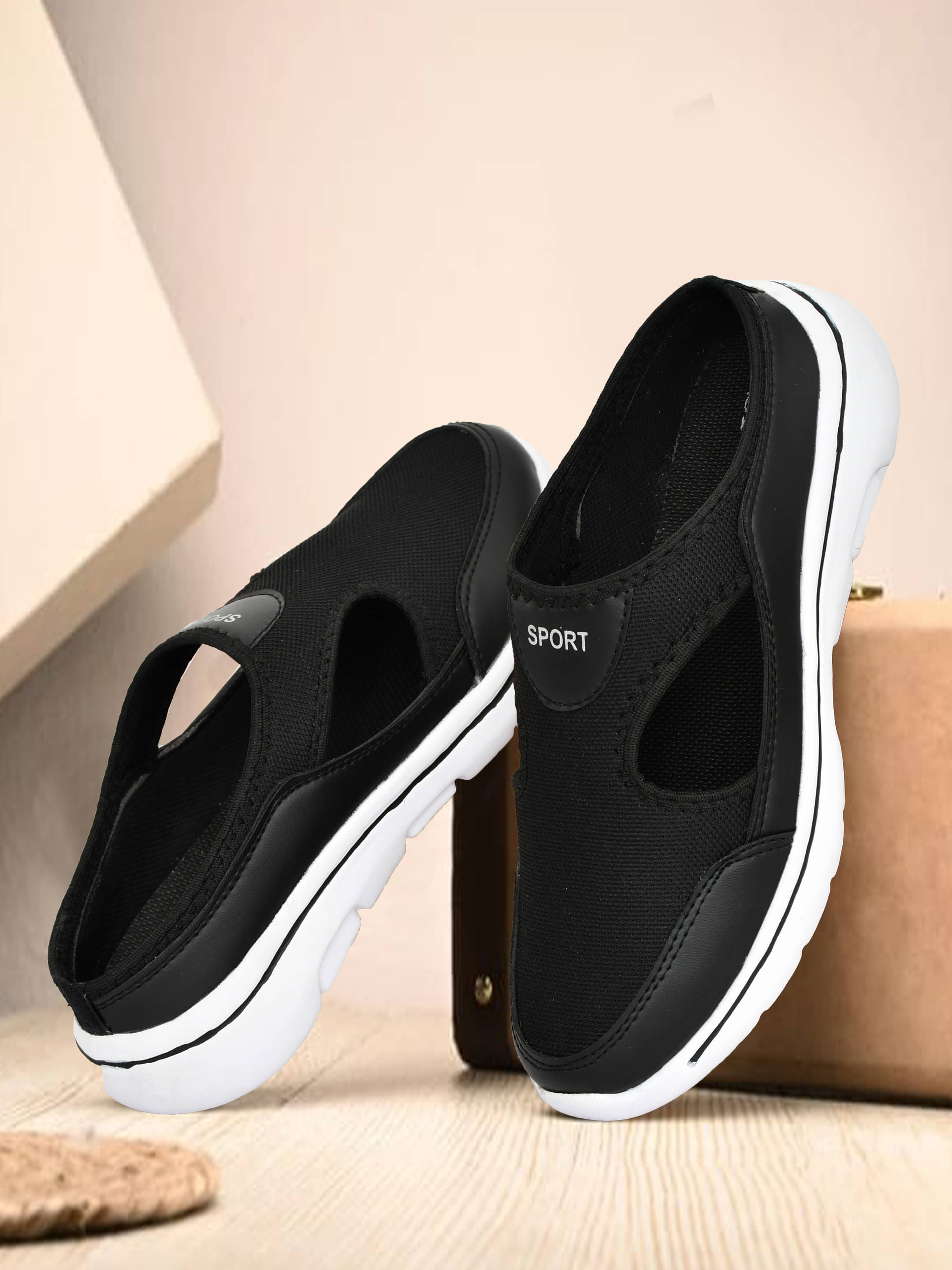     			Groofer - Black Men's Floater Sandals