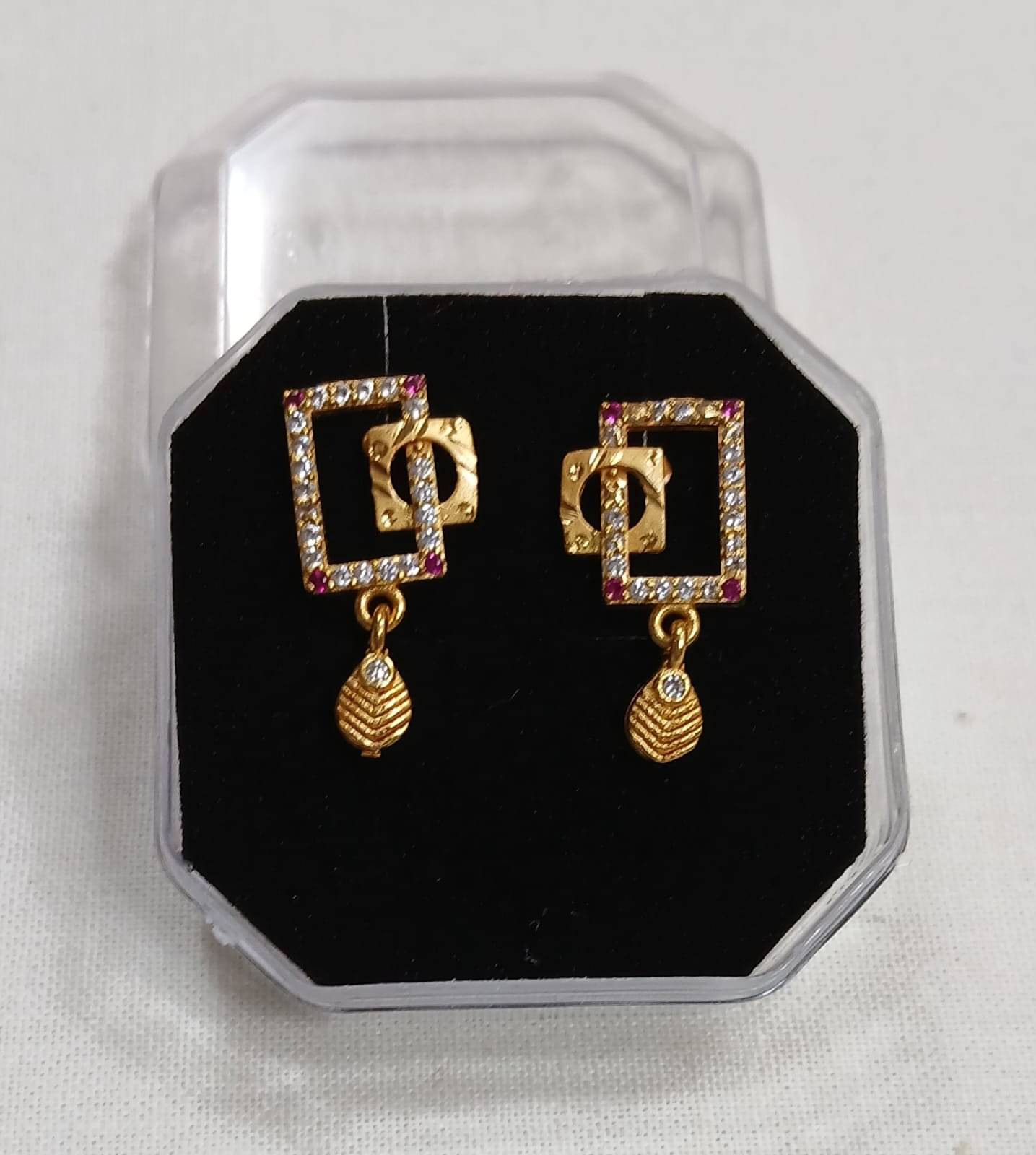     			HomeSpire Gold Stud Earrings ( Pack of 1 )
