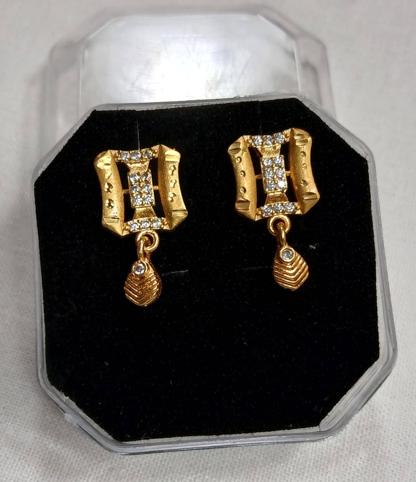     			HomeSpire Maroon Stud Earrings ( Pack of 1 )