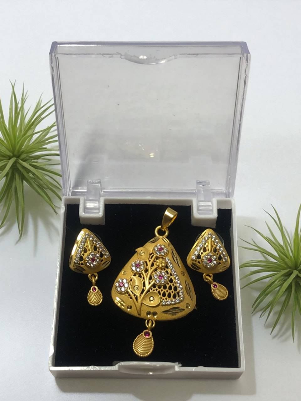 Seora Gold Brass Necklace Set ( Pack of 1 ) Seora Gold Brass Necklace Set ( Pack of 1 )