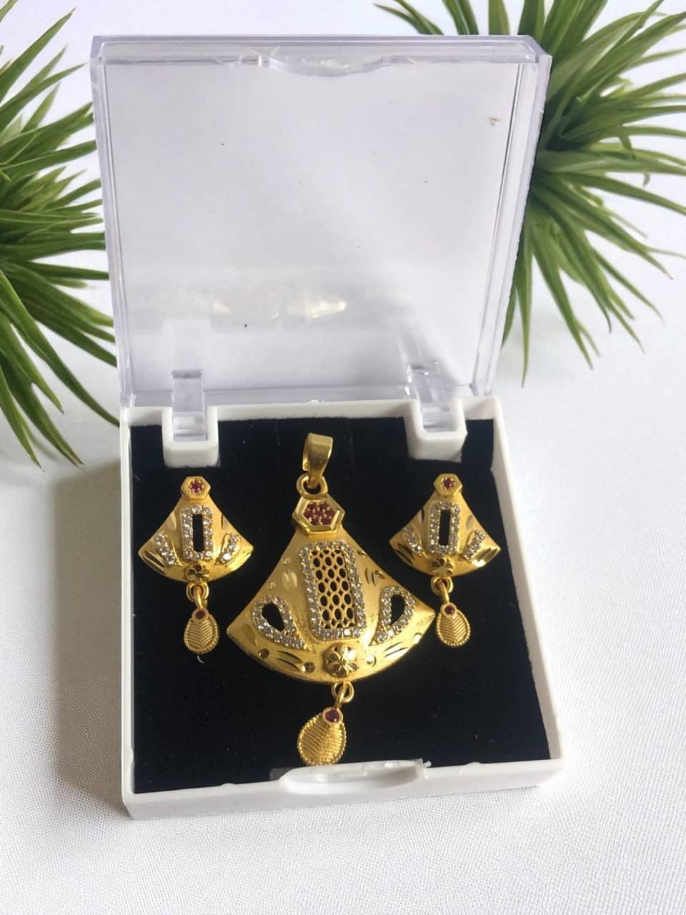     			Seora Gold Pendant ( Pack of 1 )