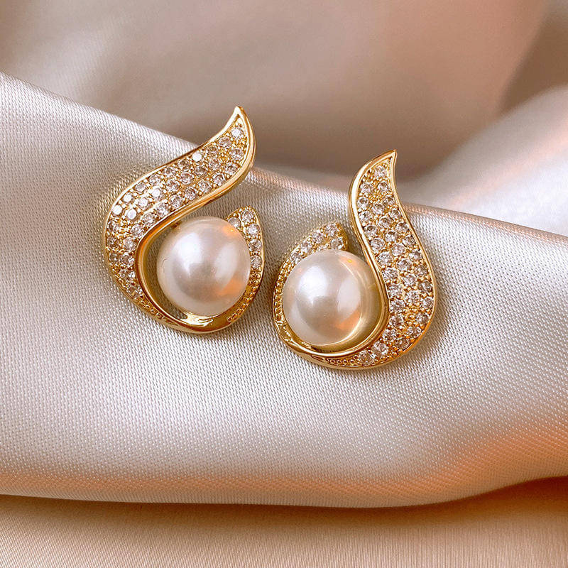     			Buetie Golden Drop Earrings ( Pack of 1 )