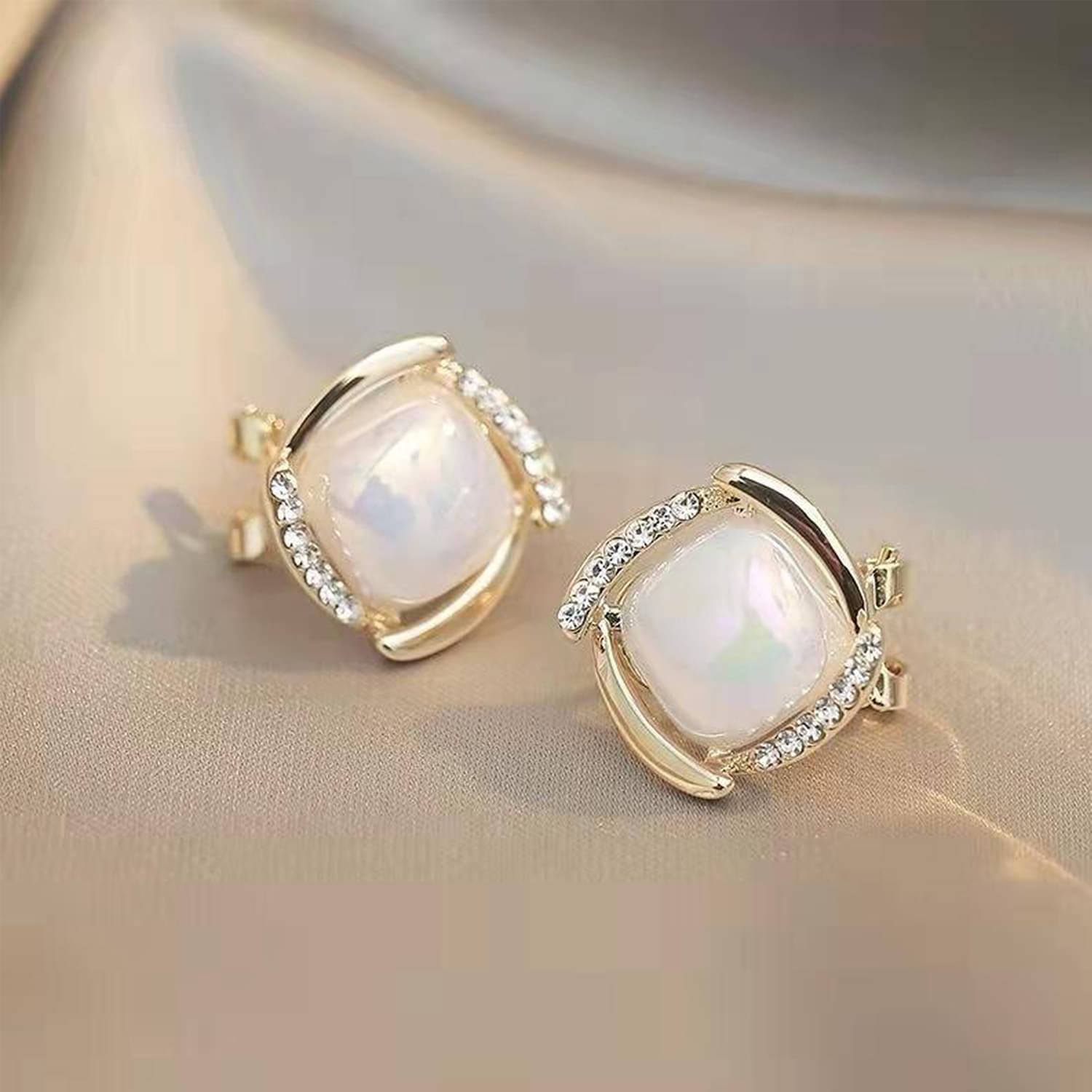     			Buetie Golden Stud Earrings ( Pack of 1 )