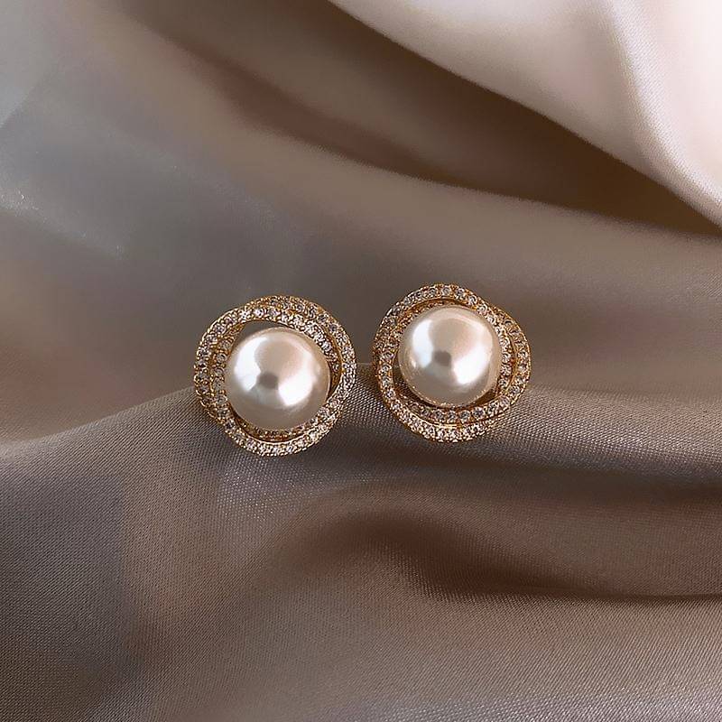     			Buetie Golden Stud Earrings ( Pack of 1 )
