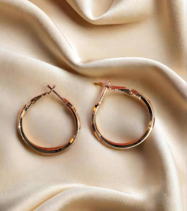     			Medbuddy Golden Stud Earrings ( Pack of 1 )