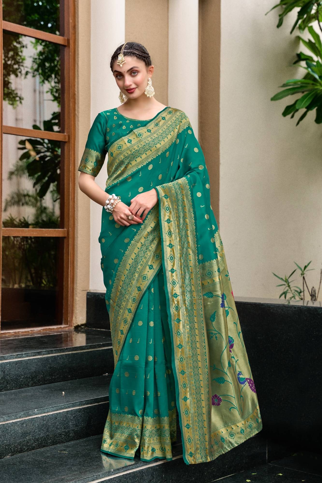     			PANZORA Cotton Blend Solid Regular Saree With Unstitched Blouse Piece ( Green )