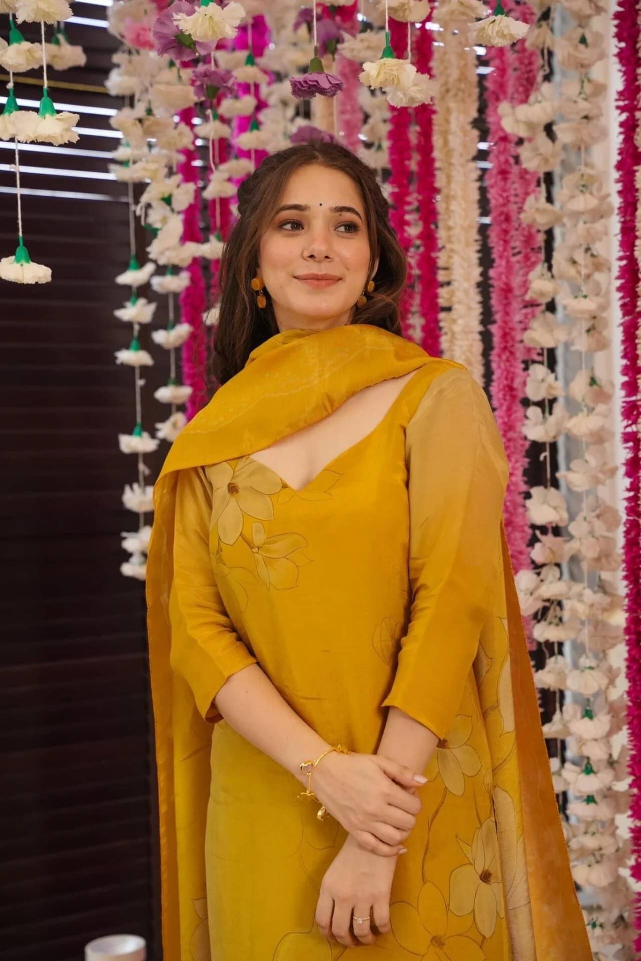     			Veorda Wear Women Silk Printed A-line Kurti With Pants ( Yellow )