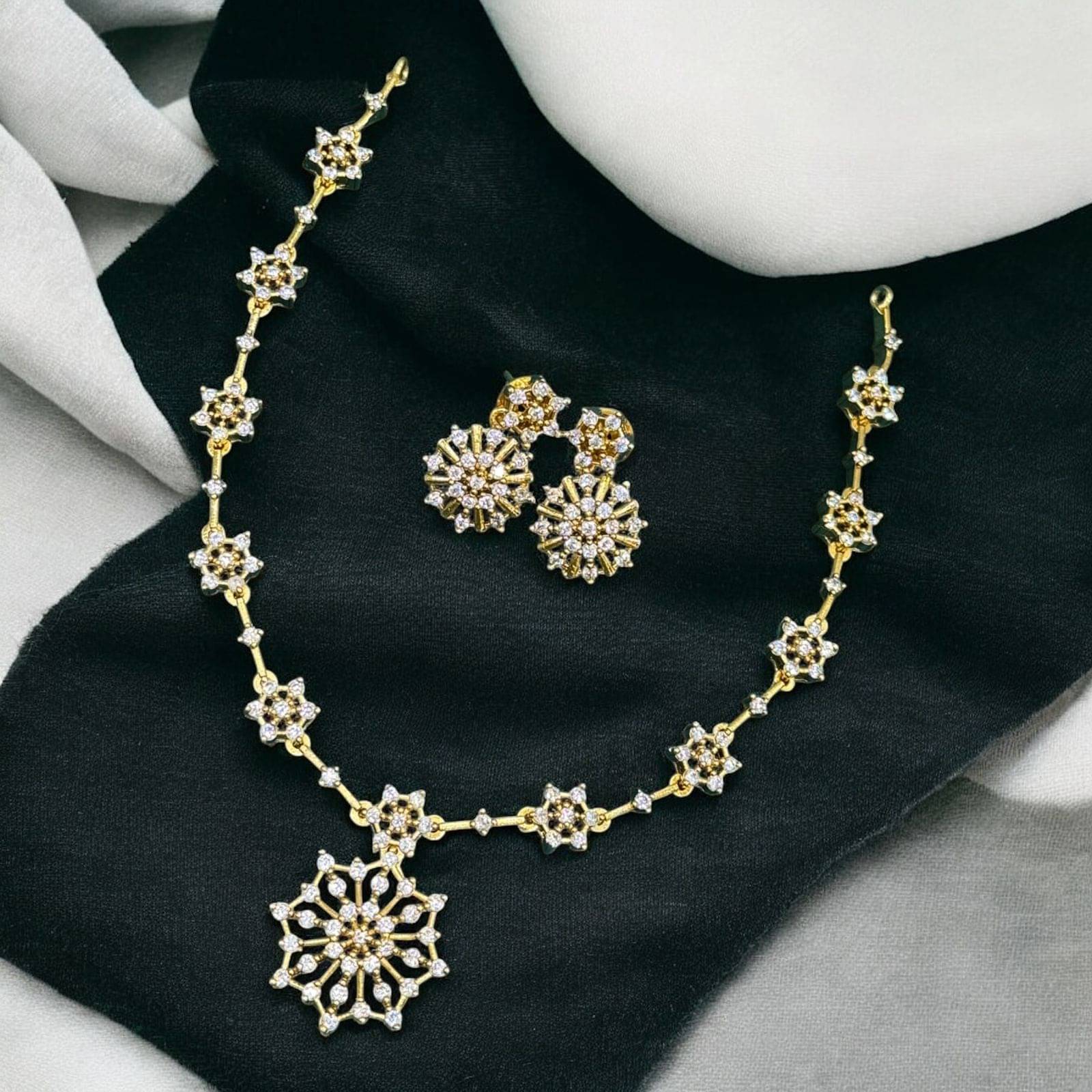     			charming luxe jewels Golden Brass Necklace Set ( Pack of 1 )