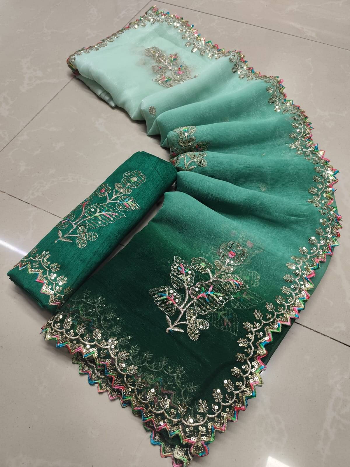     			Avenue Creation Shimmer Embroidered Regular Saree With Unstitched Blouse Piece ( Green )