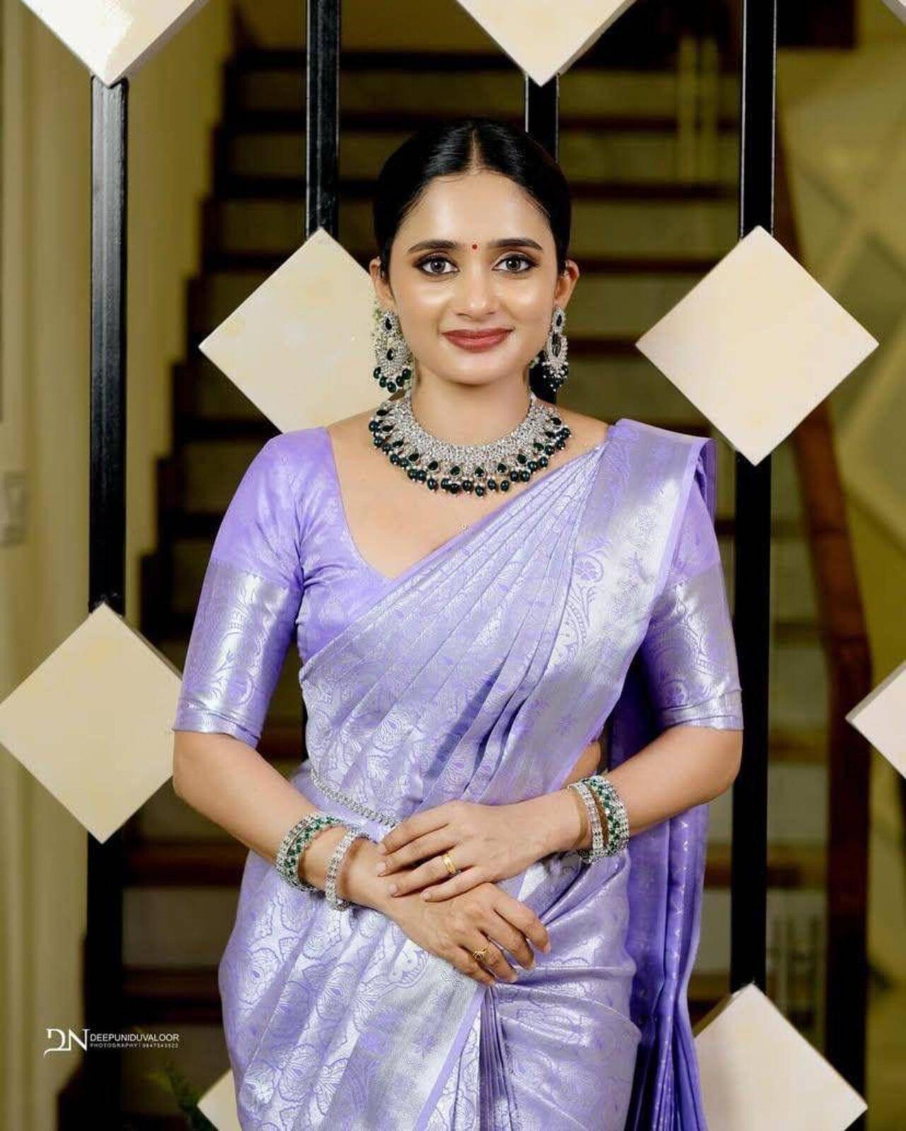     			Flosive Art Silk Striped Banarasi saree With Unstitched Blouse Piece ( Lavender )