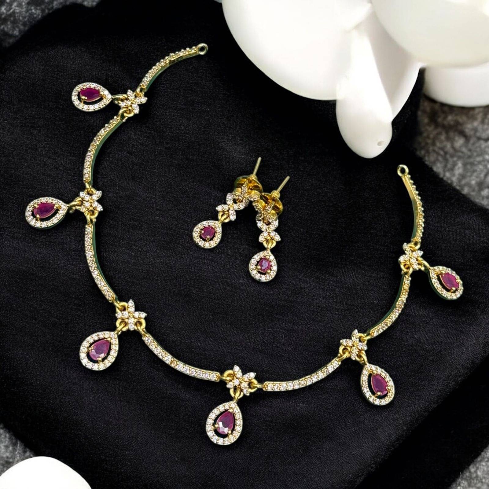     			KC JEWELS Red Brass Necklace Set ( Pack of 1 )