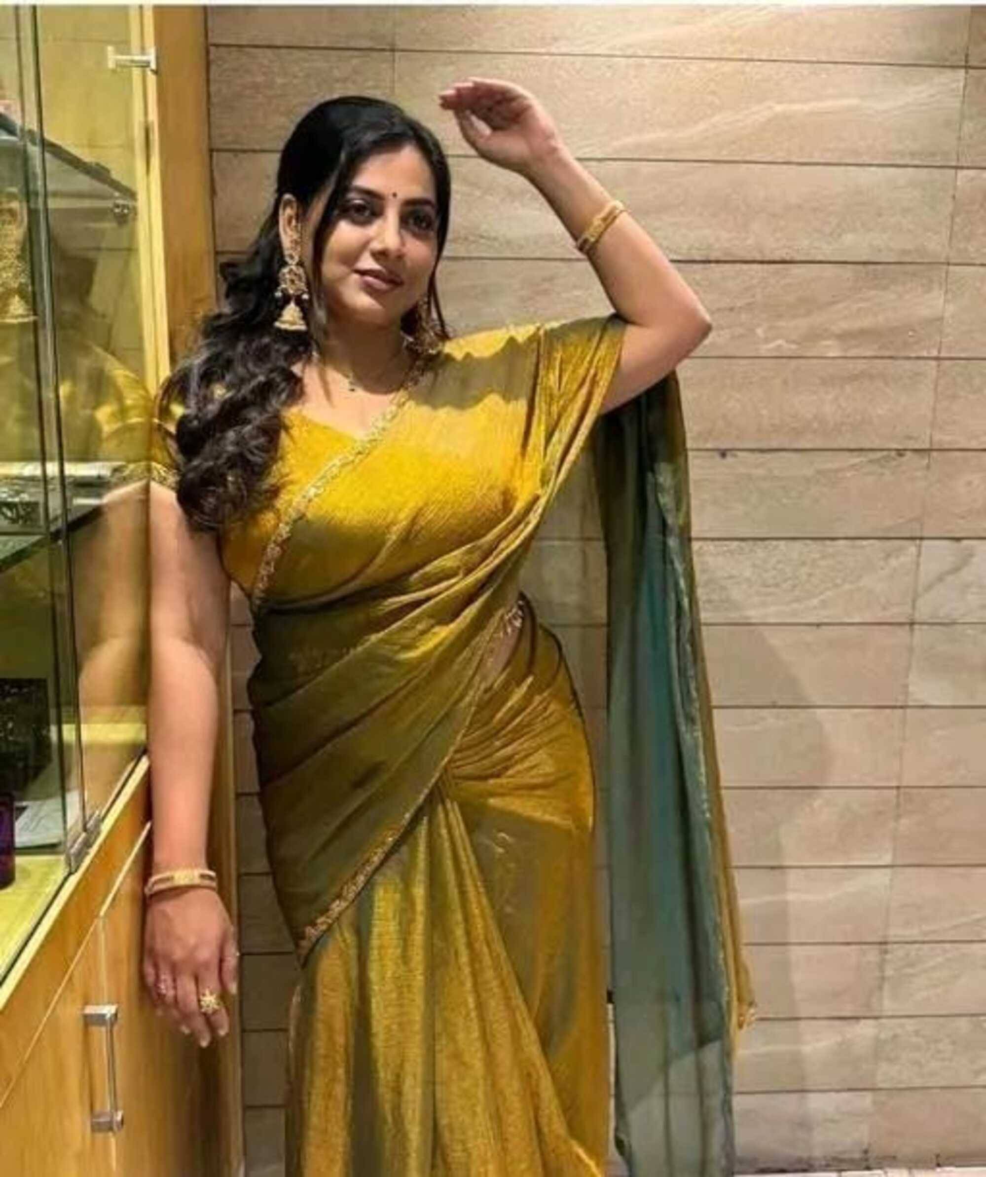     			Keyura Chiffon Solid Regular Saree With Unstitched Blouse Piece ( Gold,Rama )