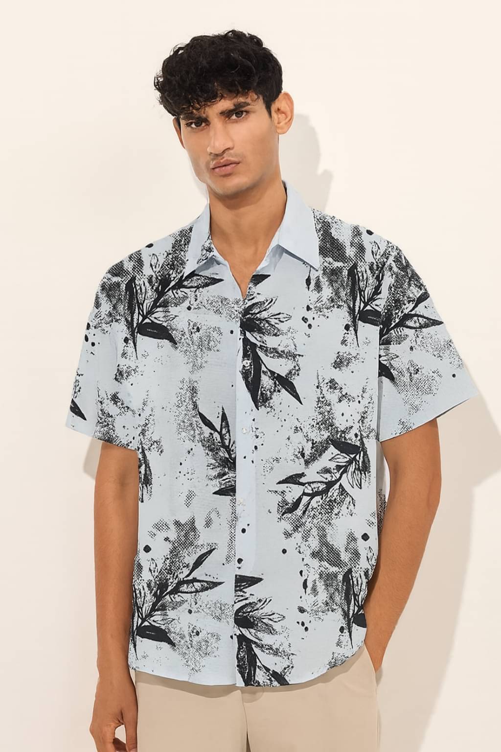     			Leotude Cotton Blend Regular Fit Solids Half Sleeves Men's Casual Shirt - Blue ( Pack of 1 )