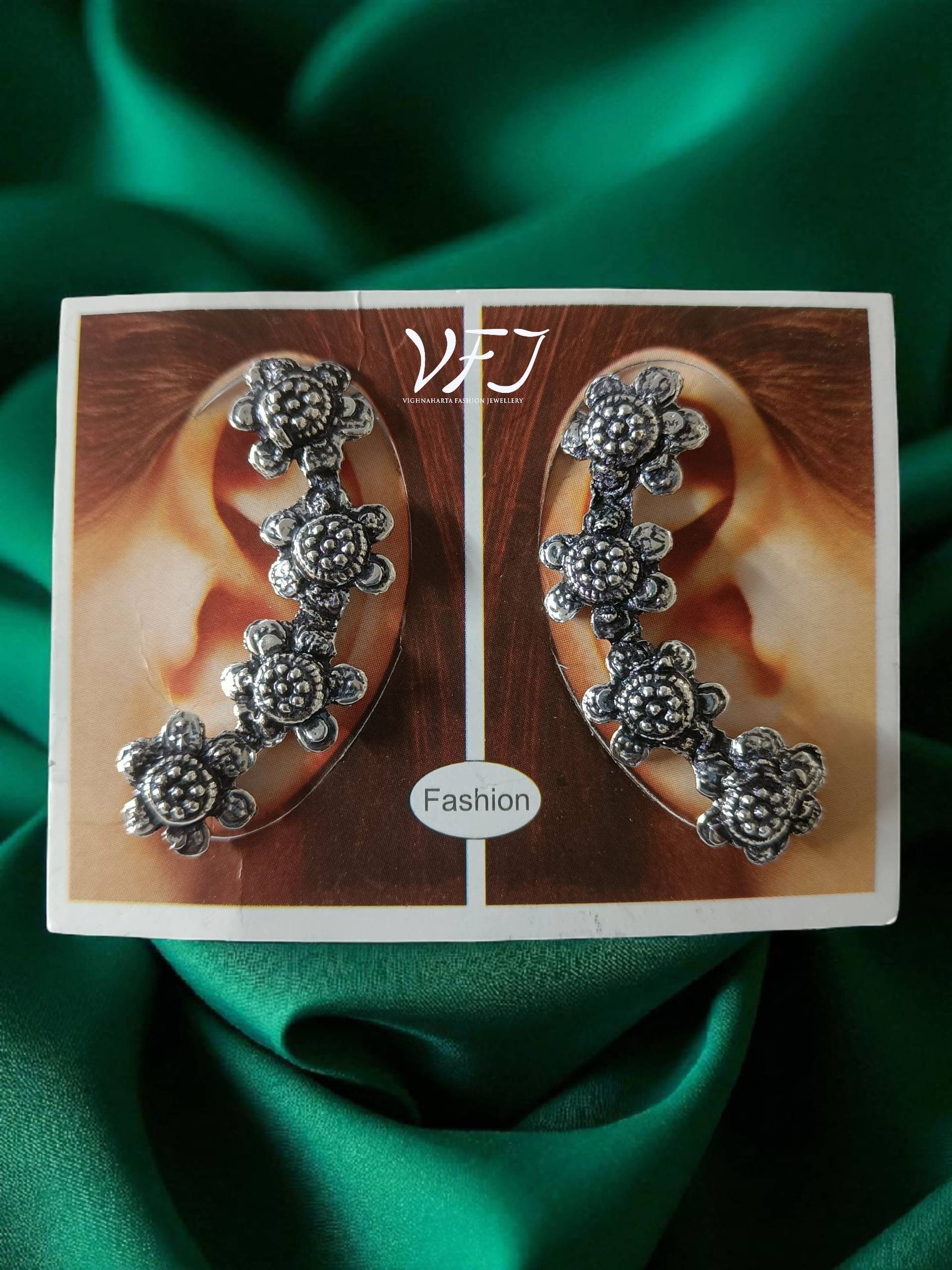     			Vighnaharta Silver EarCuff Earrings ( Pack of 1 )