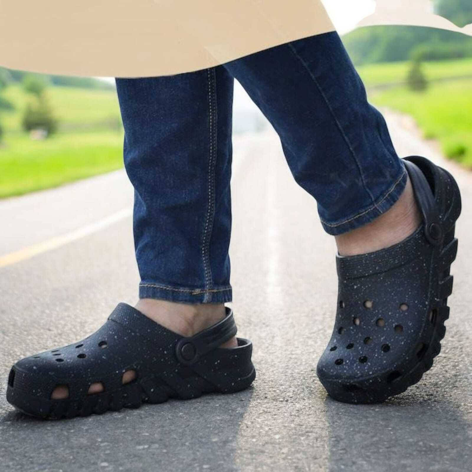     			Beeone - Black Men's Clogs