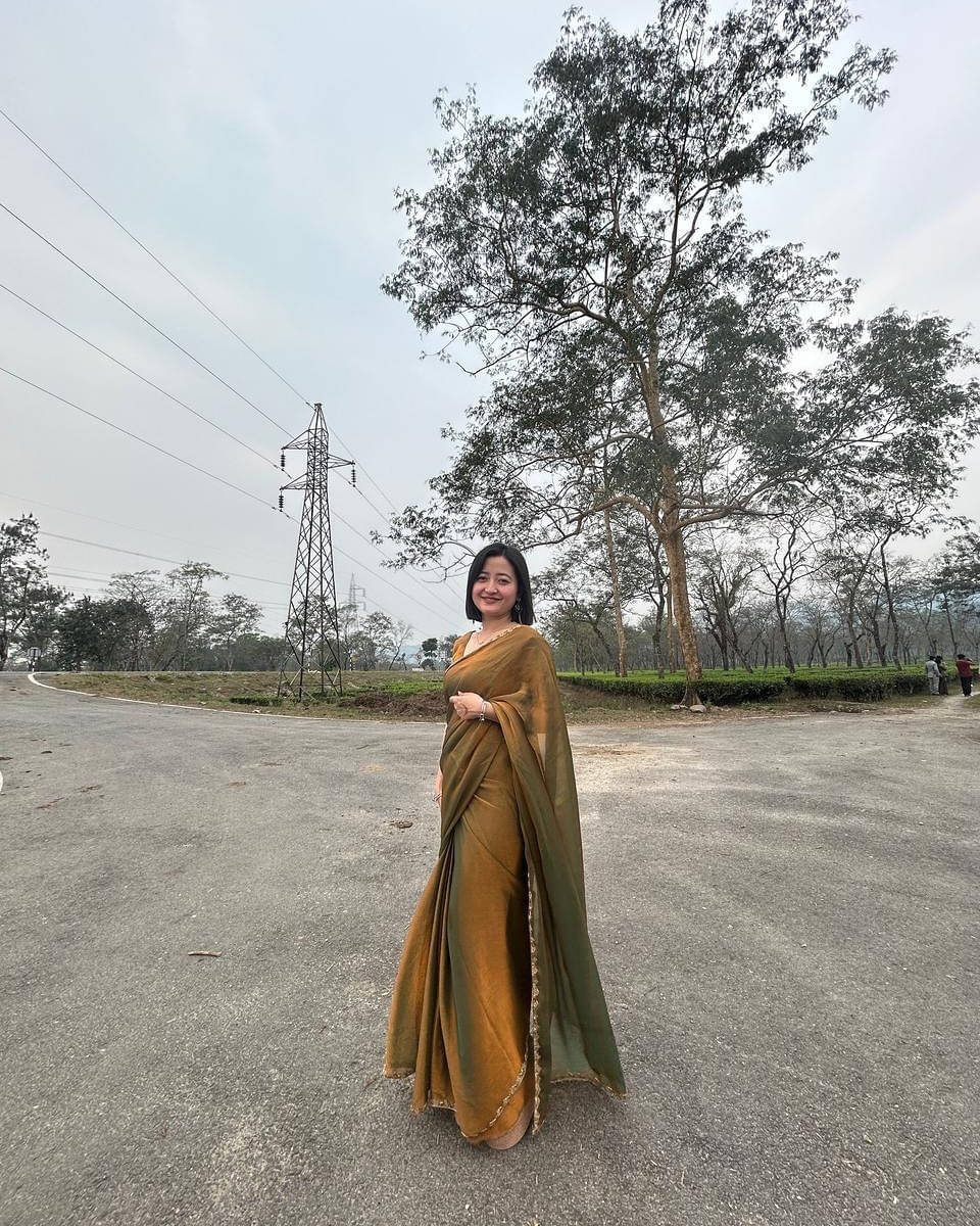 VRAGI Chiffon Embellished Regular Saree With Unstitched Blouse Piece ( Gold ) VRAGI Chiffon Embellished Regular Saree With Unstitched Blouse Piece ( Gold )