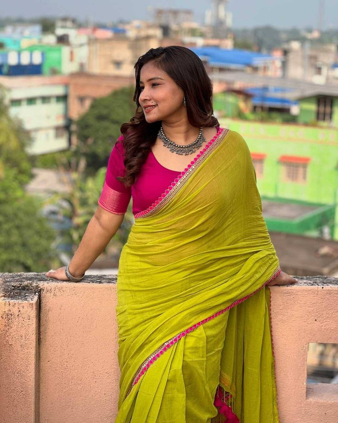 VRAGI Georgette Solid Regular Saree With Unstitched Blouse Piece ( Light Green ) VRAGI Georgette Solid Regular Saree With Unstitched Blouse Piece ( Light Green )