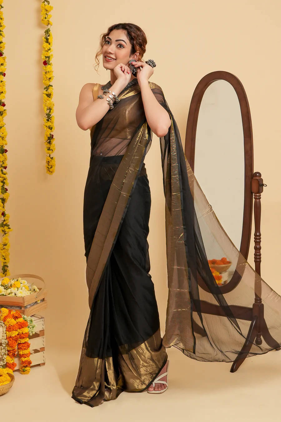     			VRAGI Linen Self Design Regular Saree With Unstitched Blouse Piece ( Black )
