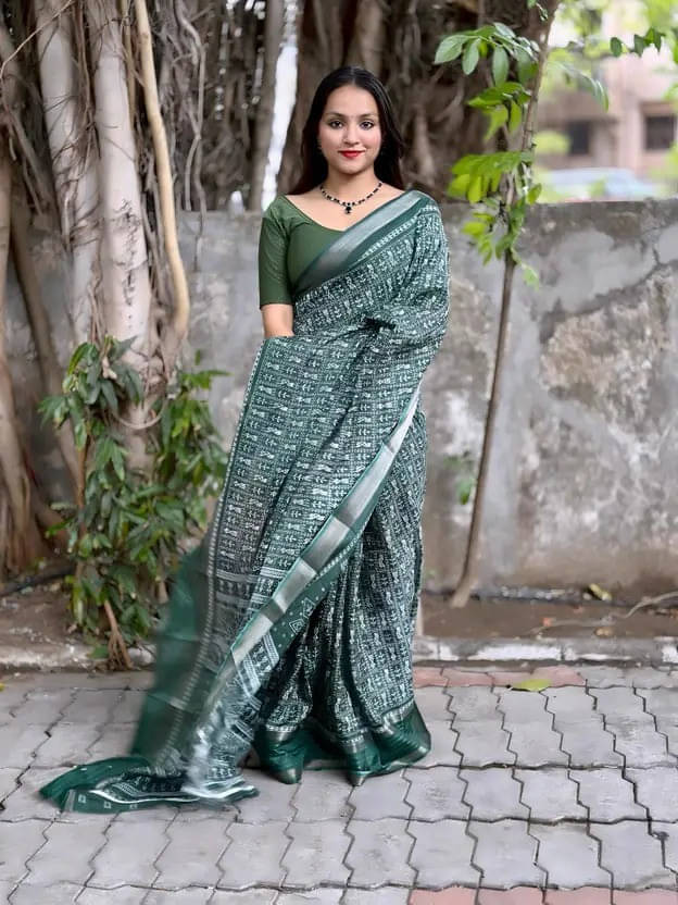     			VRAGI Silk Blend Embellished Regular Saree With Unstitched Blouse Piece ( Green )