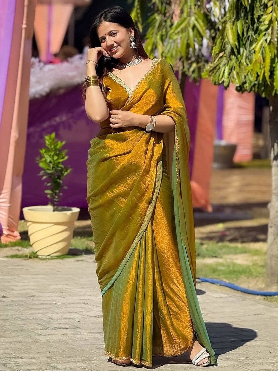 Aika Chiffon Solid Regular Saree With Unstitched Blouse Piece ( Gold ) Aika Chiffon Solid Regular Saree With Unstitched Blouse Piece ( Gold )