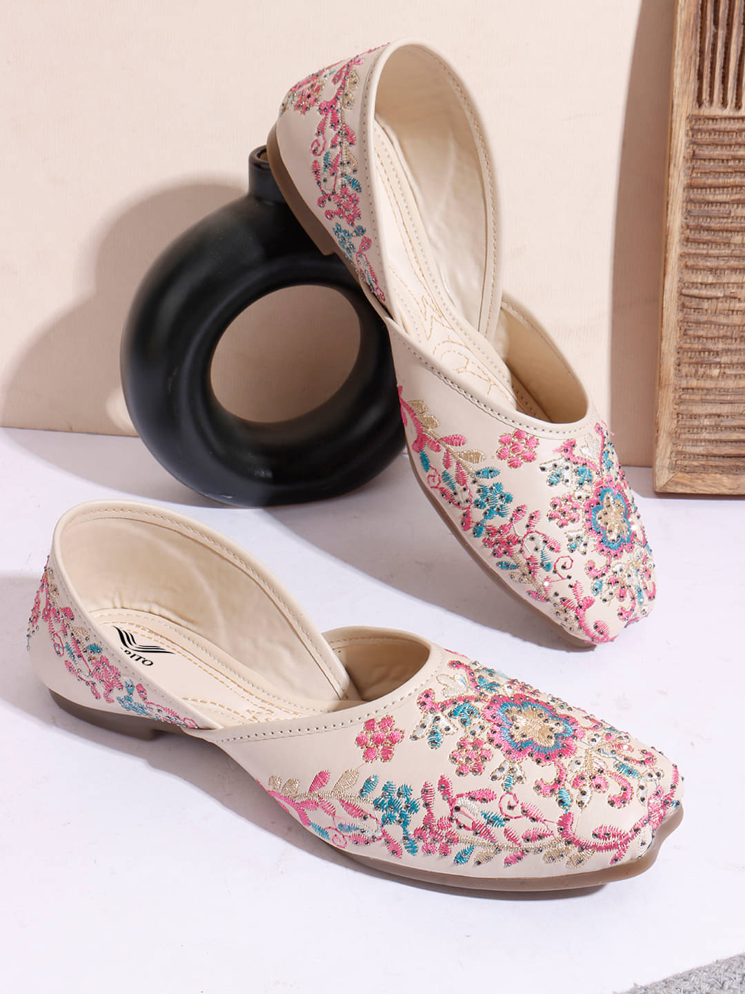     			Carrito Cream Women's Ethnic Ballerinas