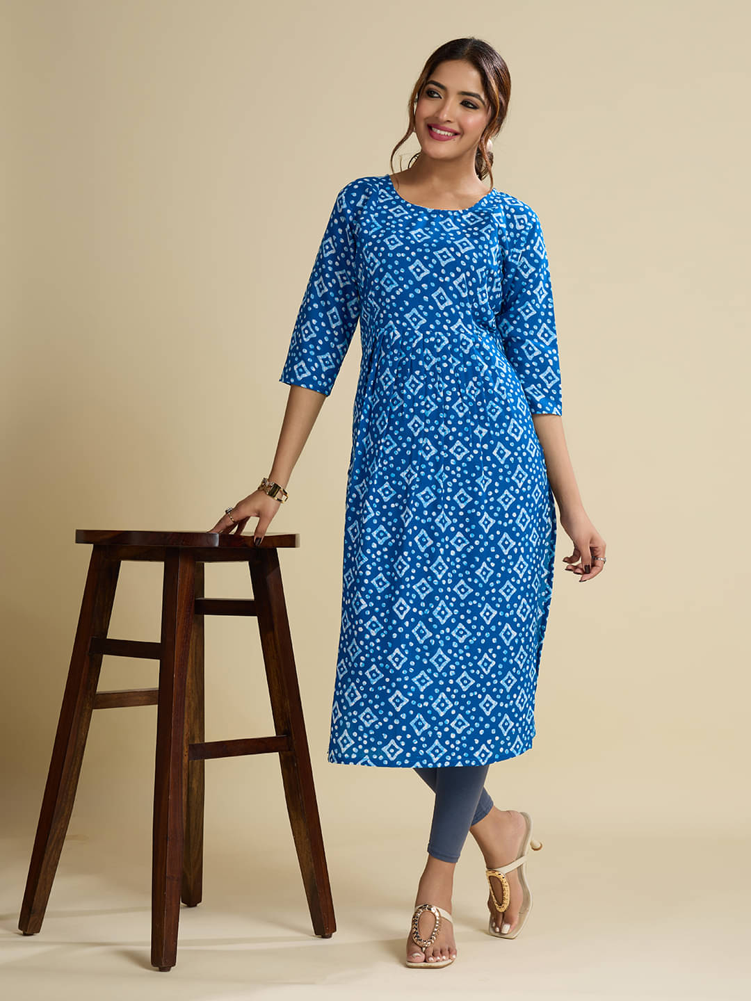 Parastri Women Cotton Printed Straight Kurti ( Blue ) Parastri Women Cotton Printed Straight Kurti ( Blue )