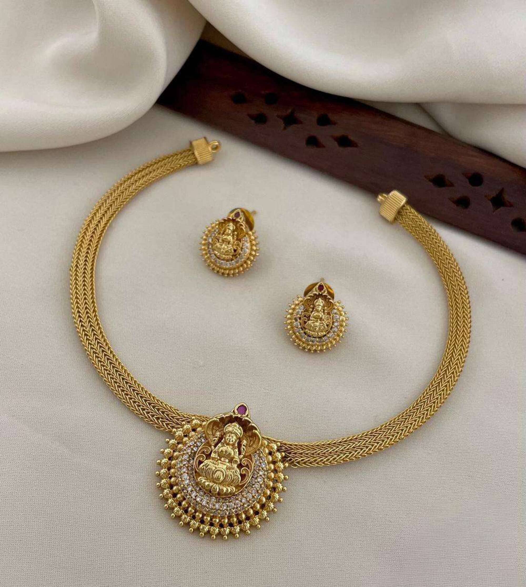 ROFARWORD Gold Brass Necklace Set ( Pack of 1 )