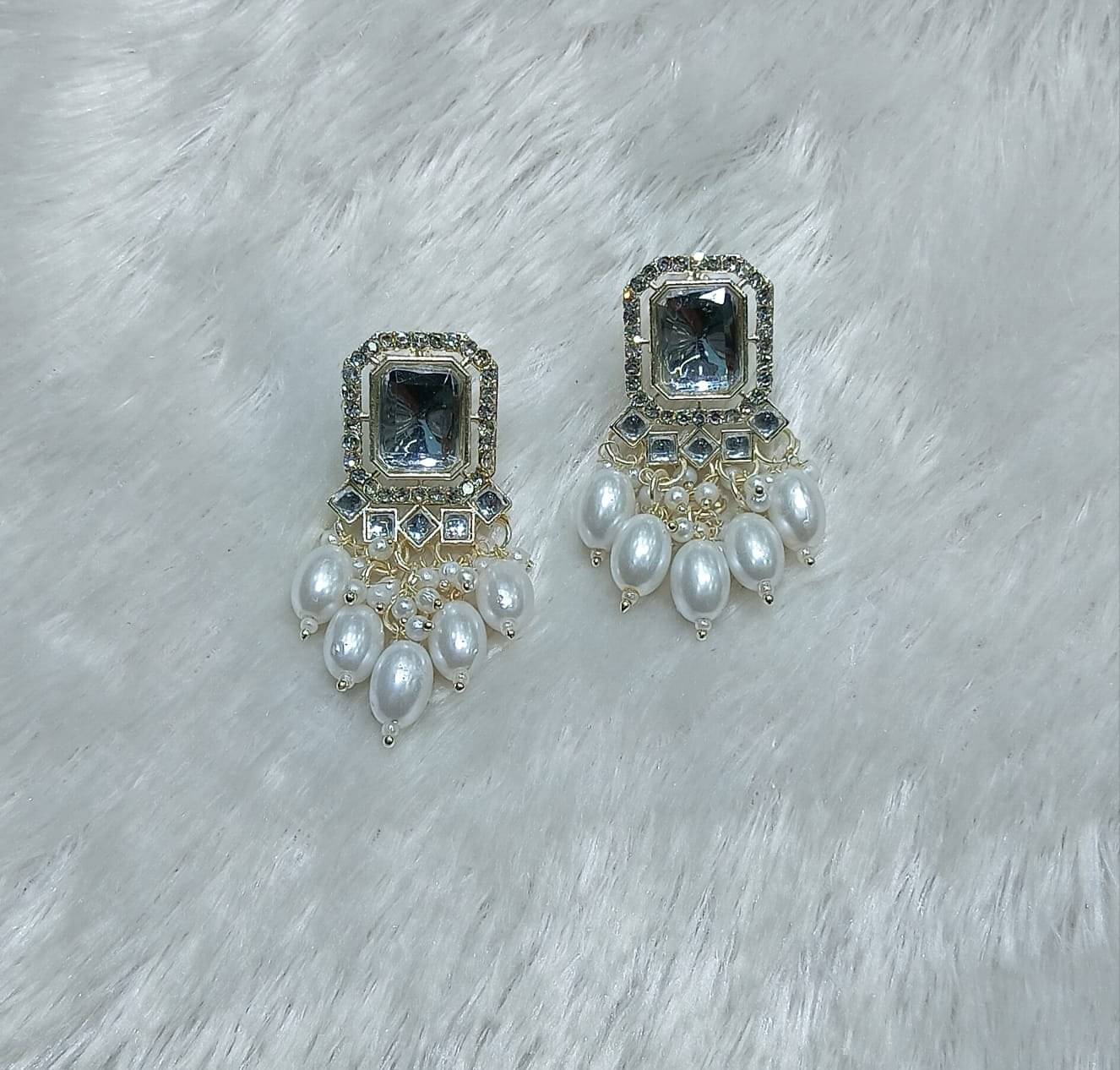     			Padmawati White Drop Earrings ( Pack of 1 )
