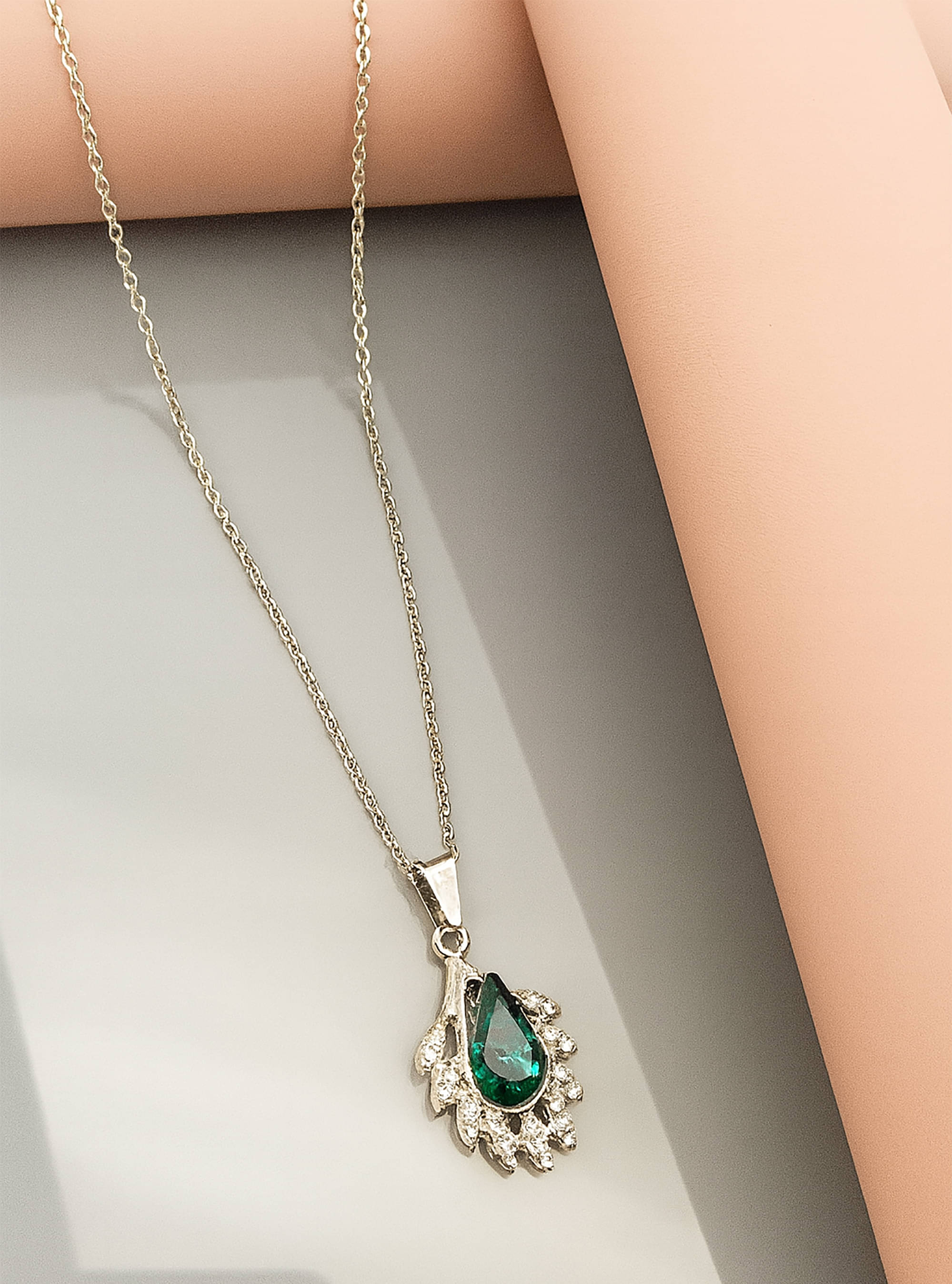     			SHANKHRAJ MA LL Green Pendant ( Pack of 1 )