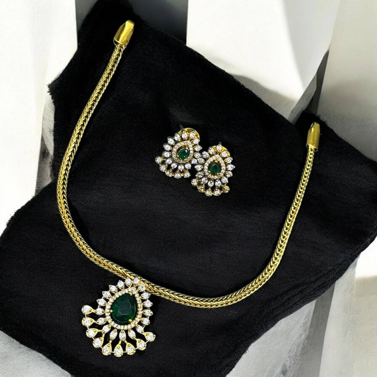     			charming luxe jewels Green Brass Necklace Set ( Pack of 1 )