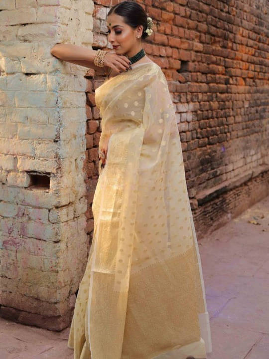 Bansari Textile Jacquard Self Design Regular Saree With Unstitched Blouse Piece ( Cream ) Bansari Textile Jacquard Self Design Regular Saree With Unstitched Blouse Piece ( Cream )