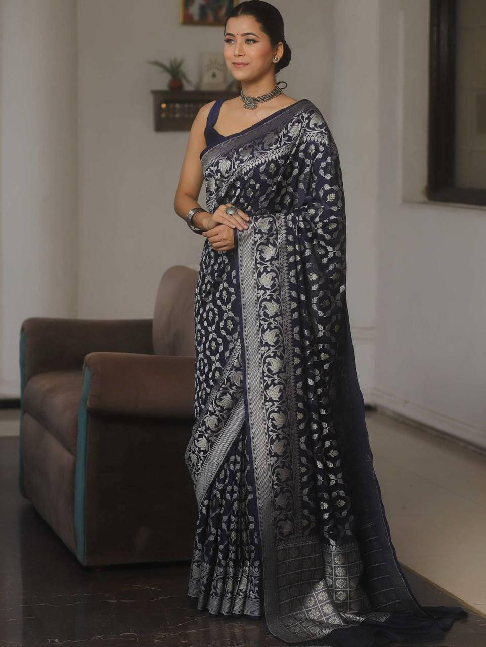     			Bansari Textile Silk Blend Woven Banarasi saree With Unstitched Blouse Piece ( Black )
