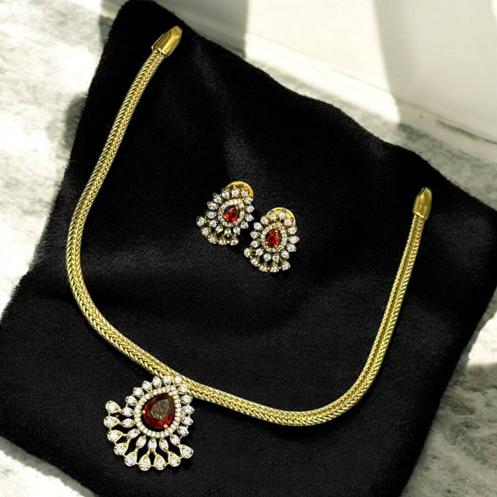     			charming luxe jewels Red Brass Necklace Set ( Pack of 1 )