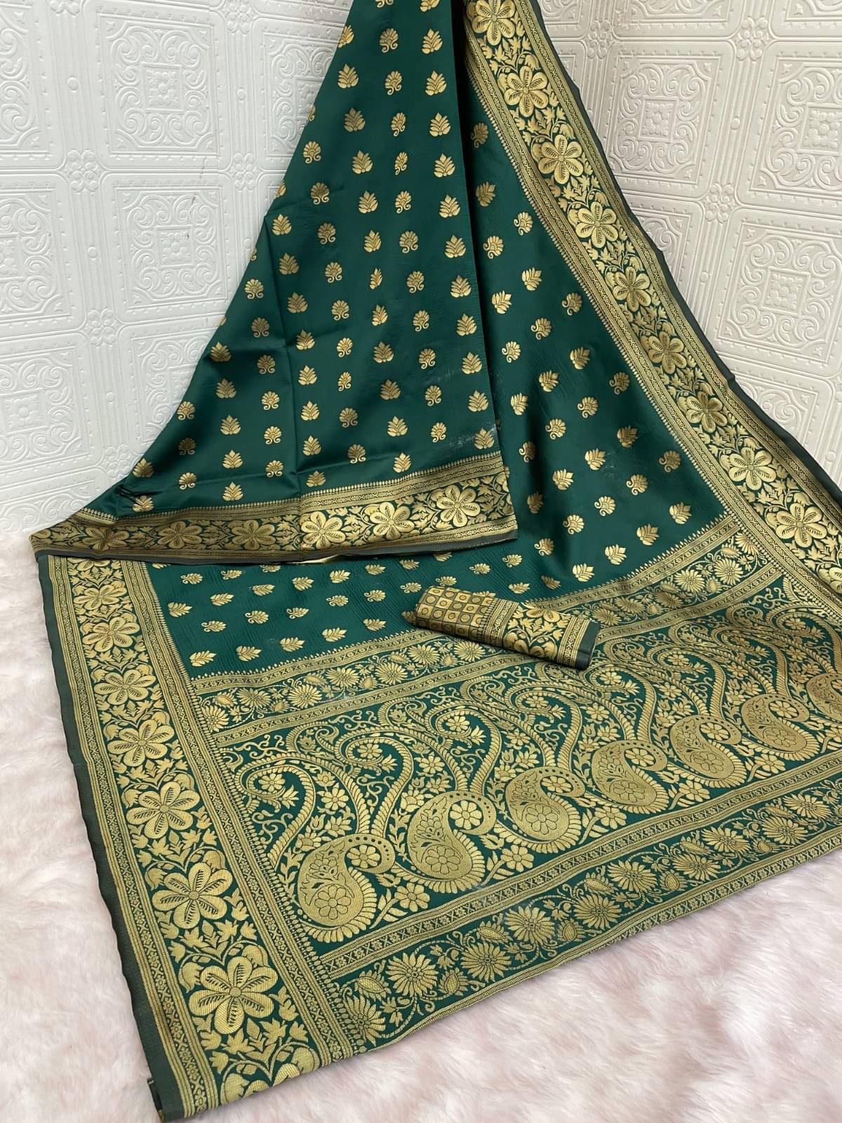 SHIRODHARI Art Silk Woven Kanjeevaram Sarees With Unstitched Blouse Piece ( Green ) SHIRODHARI Art Silk Woven Kanjeevaram Sarees With Unstitched Blouse Piece ( Green )