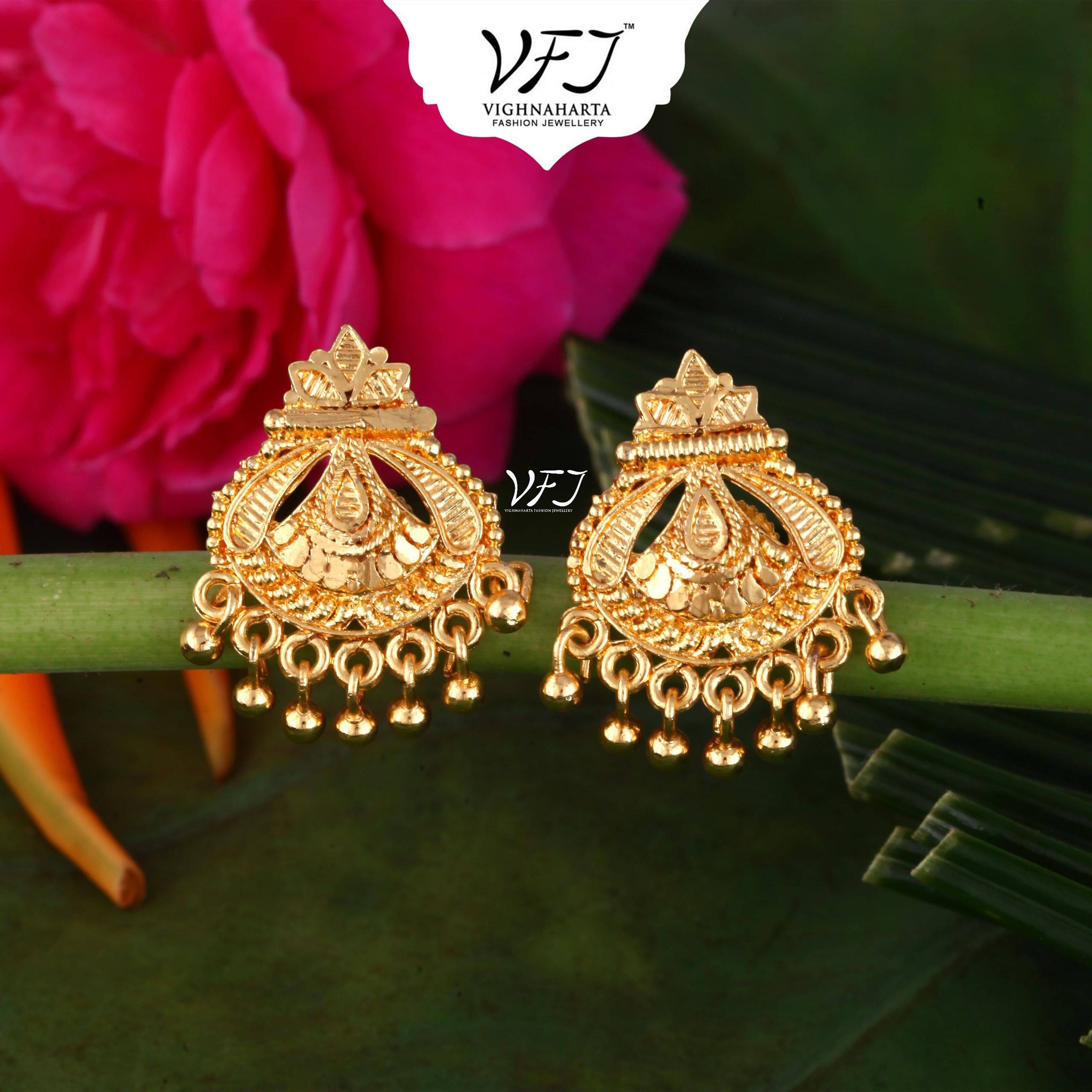     			Vighnaharta Golden Stud Earrings ( Pack of 1 )