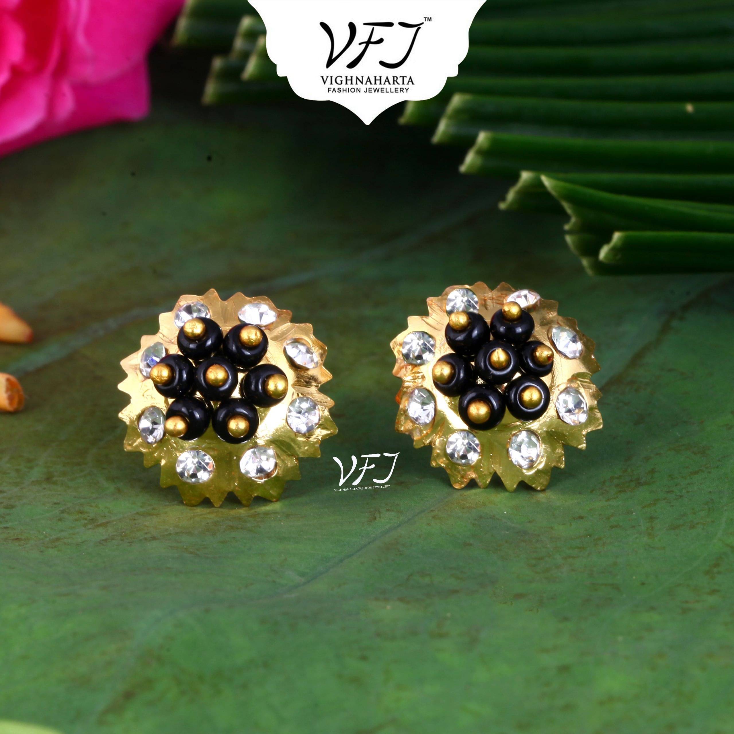    			Vighnaharta Golden Stud Earrings ( Pack of 1 )