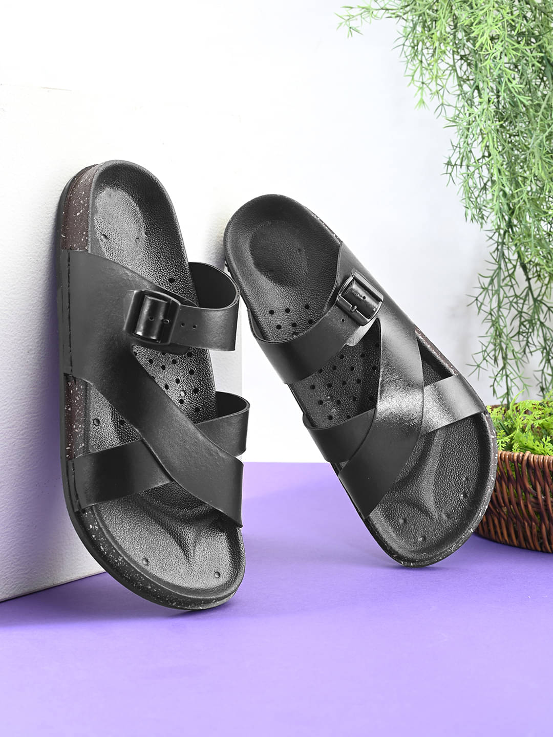     			Sir Corbett Black Men's Daily Slipper