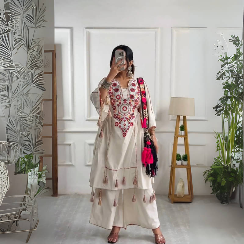     			YASHASVI ENTERPRISE Women Rayon Embroidered Anarkali Kurti With Palazzo ( Off White )