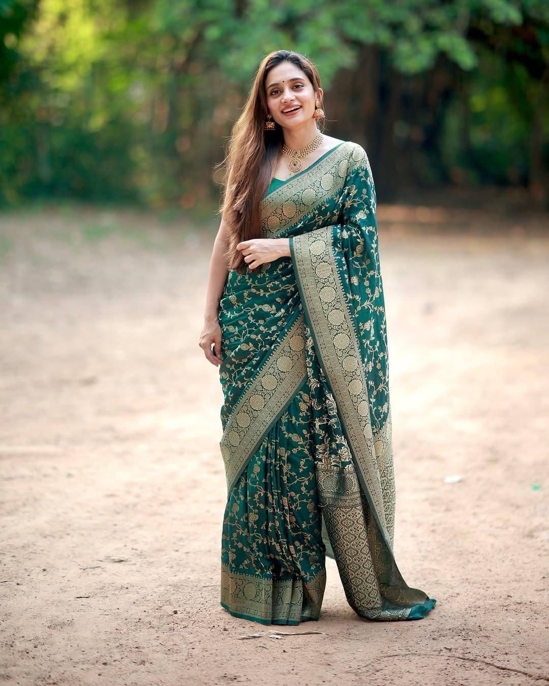     			MSP Art Silk Embellished Banarasi saree With Unstitched Blouse Piece ( Green )