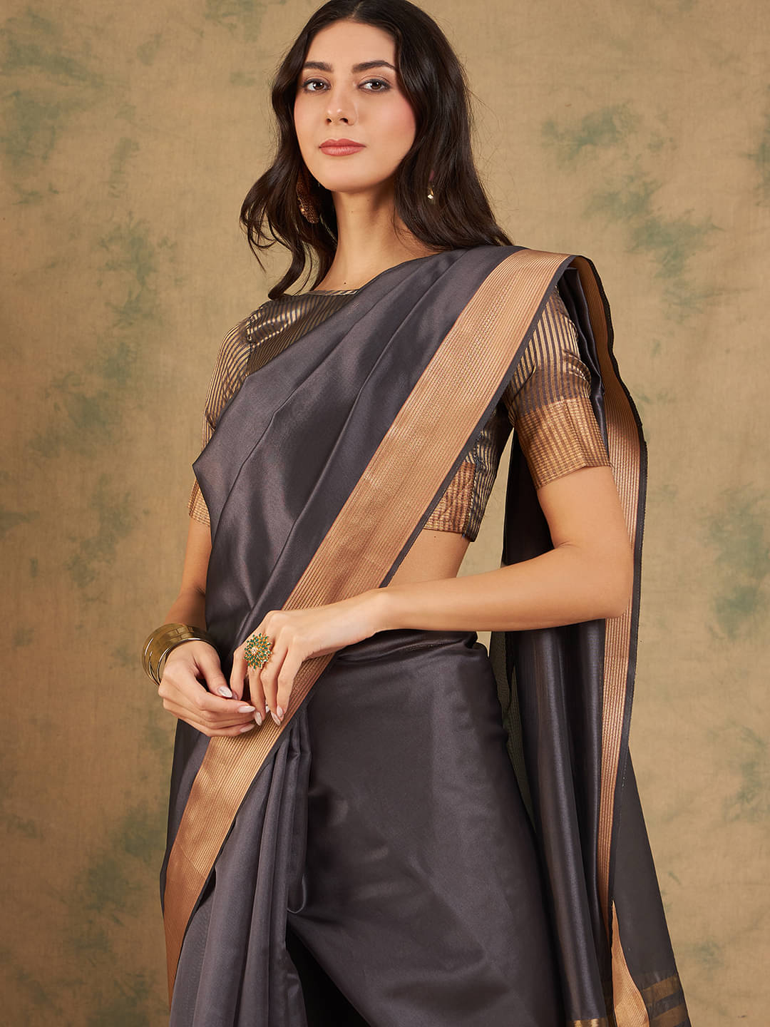     			Shree Mahantam Organza Embellished Banarasi saree With Unstitched Blouse Piece ( Charcoal )