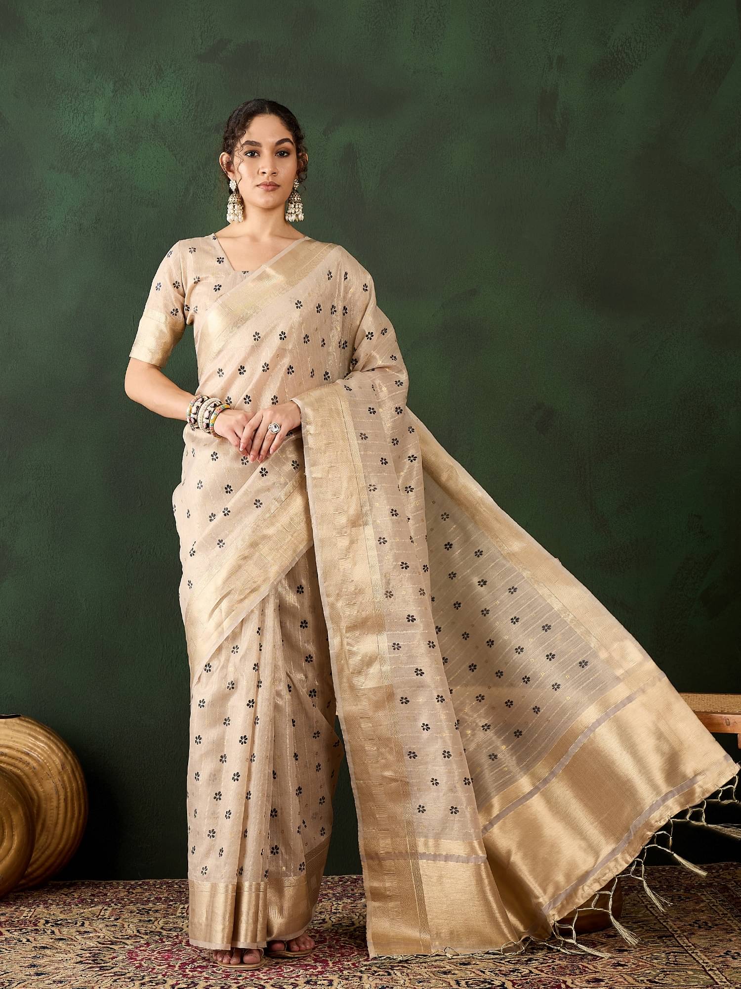     			Shree Mahantam Organza Embellished Banarasi saree With Unstitched Blouse Piece ( Beige )