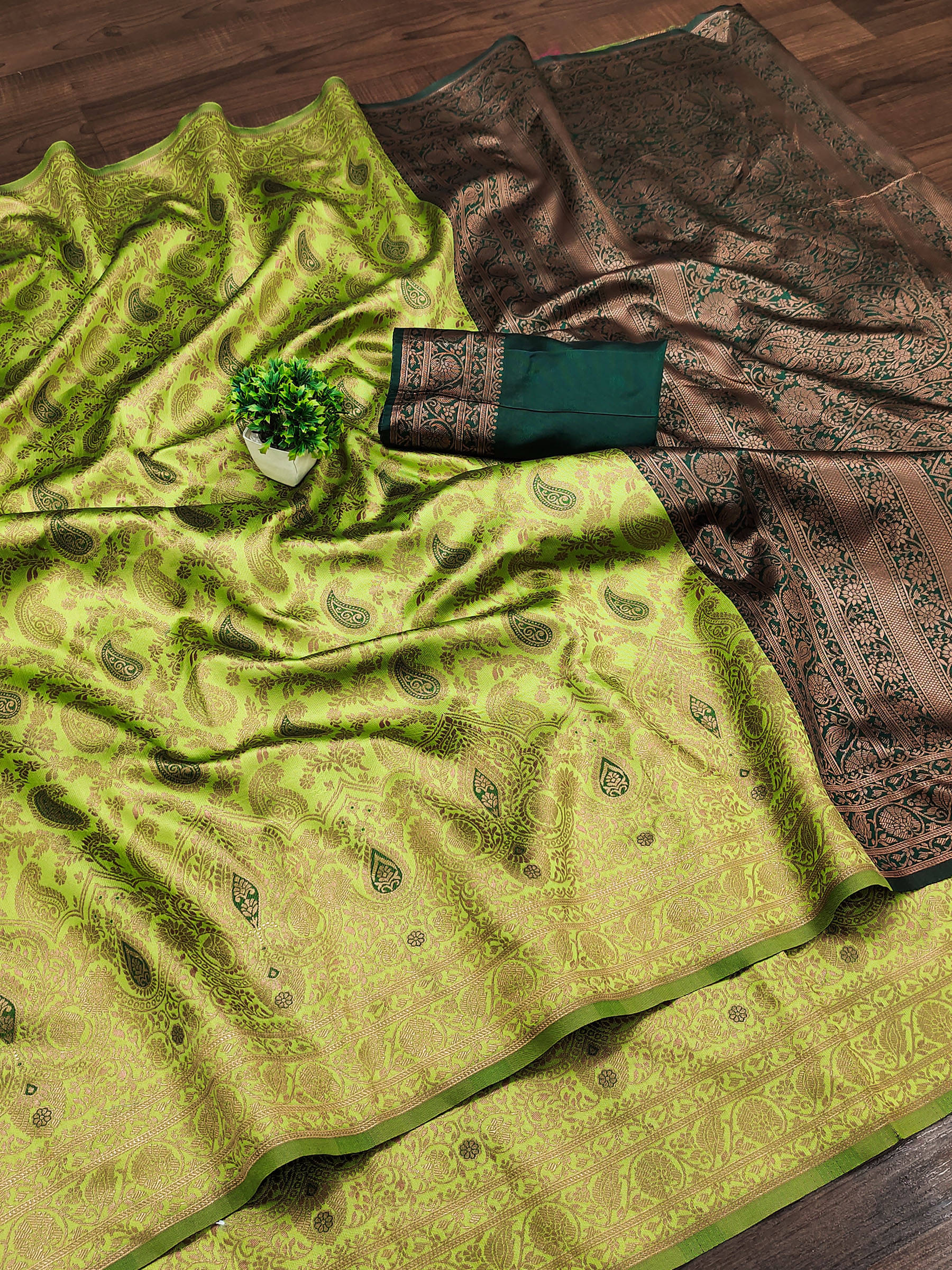     			TRENDING  KART Art Silk Solid Kanjeevaram Sarees With Unstitched Blouse Piece ( Light Green )