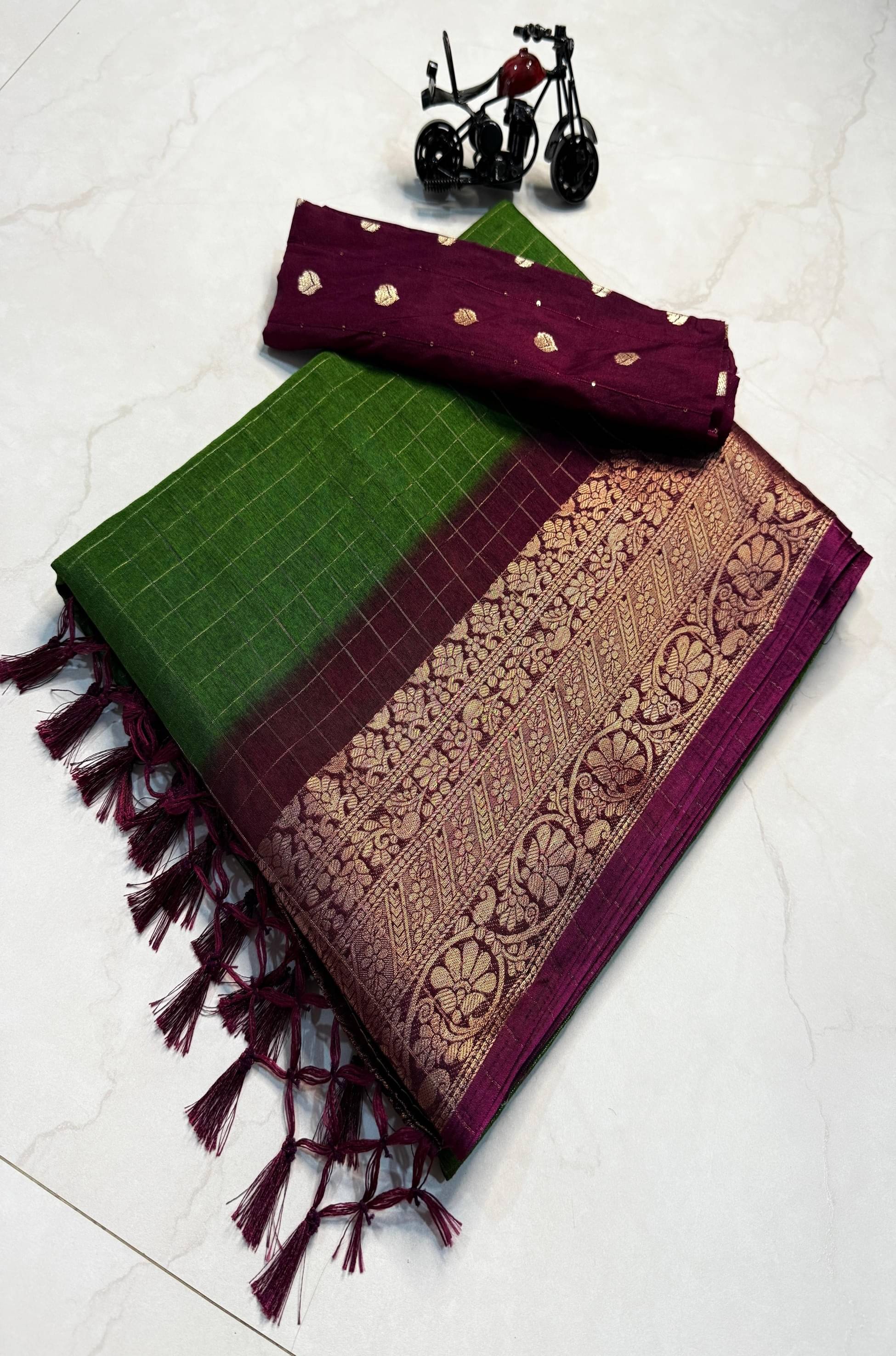 VILOCHAN Art Silk Checked Banarasi saree With Unstitched Blouse Piece ( Green )     			VILOCHAN Art Silk Checked Banarasi saree With Unstitched Blouse Piece ( Green )